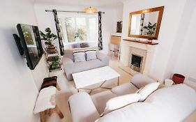 Booker Avenue House - 4 Bedroom House With Garden And Parking